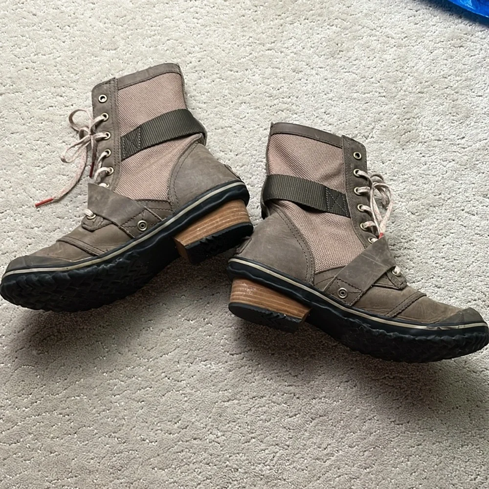Sorel Slimboot Women’s Winter Rain Boots 8 Mid-Calf Lace-Up